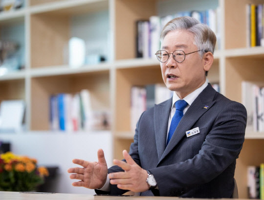 이재명(사진) 경기도지사가 중산층이 만족할만한 기본주택을 공급하겠다고 밝혔다.<연합뉴스>